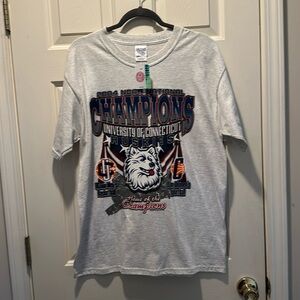 NWT UCONN 2004 Men’s & Women’s Basketball Championship Gildan T-shirt Men’s L